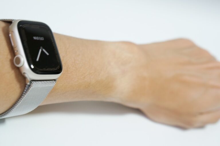  Apple Watchを手首に付けて充電する「リザーブストラップ」計画